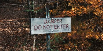 Sign saying "danger, do not enter"