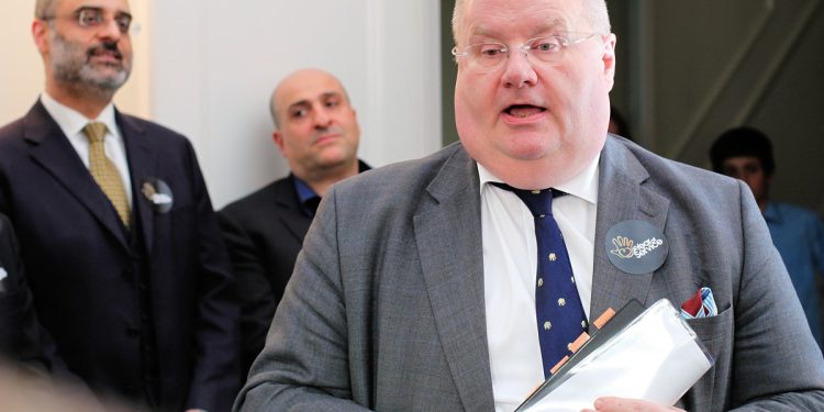 Eric Pickles speaking to volunteers